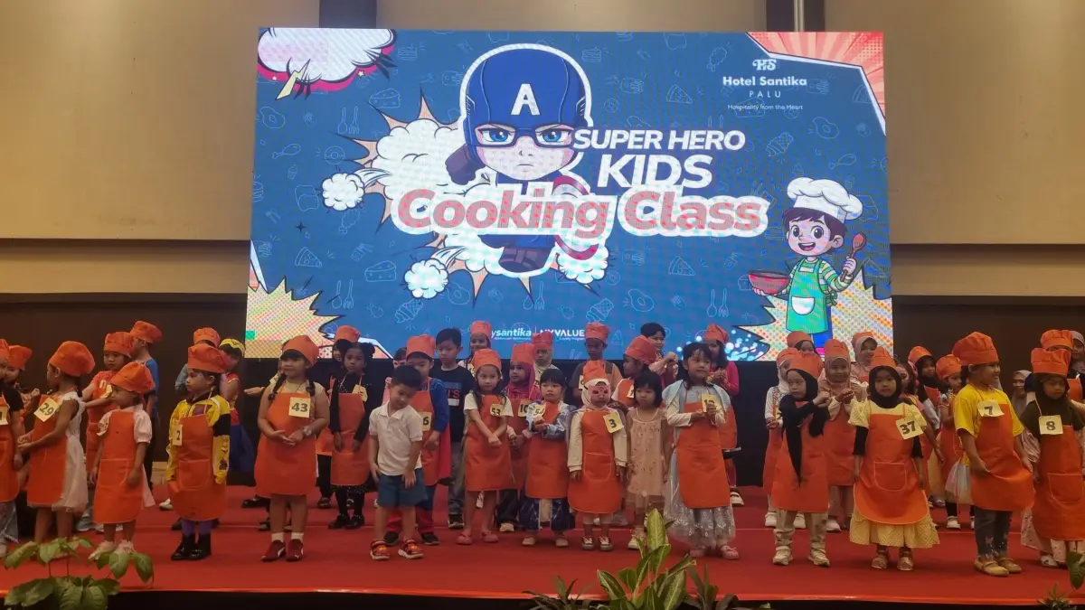 Sebanyak 80 anak mengikuti Super Hero Kids Cooking Class di Hotel Santika Palu, melampaui target peserta dan menunjukkan tingginya minat masyarakat terhadap kegiatan edukatif keluarga.(Moh.Fatahila/ RADAR PALU)