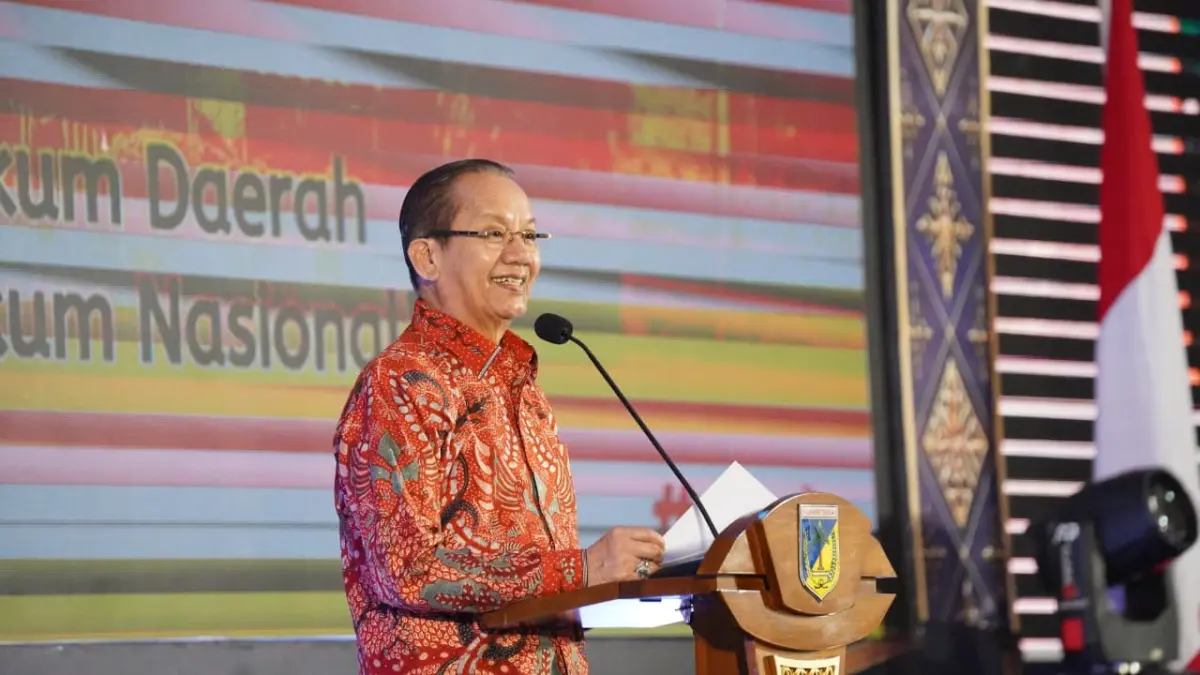 Anggota Komisi II DPR RI Longki Djanggola menyampaikan materi dalam Rapat Koordinasi Produk Hukum Daerah Regional Sulawesi di Palu, Selasa (2/6/2026). (Humas Pemkot Palu)