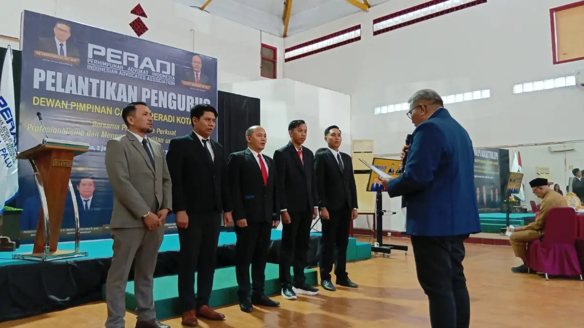 DILANTIK : Pengurus DPC PERADI Kota Palu dilantik ketua umum DPN PERADI Imam Hidayat di Aula Milenium Kota Palu, Selasa (2/6/2026).(Rony Sandhi/ Radar Palu)
