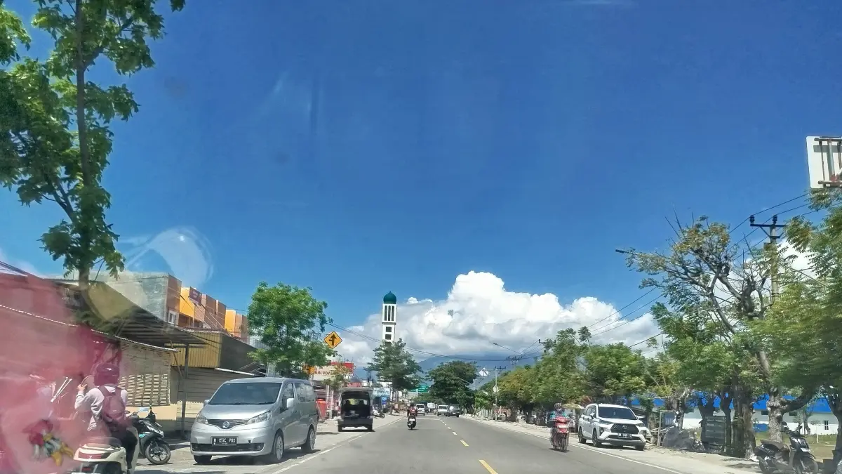 Kondisi cuaca cerah dan panas terlihat di salah satu ruas jalan Kota Palu, Selasa (2/6/2026). BMKG memprakirakan suhu udara di sejumlah wilayah Kota Palu mencapai 34 derajat Celsius pada siang hari. Foto: Radar Palu.