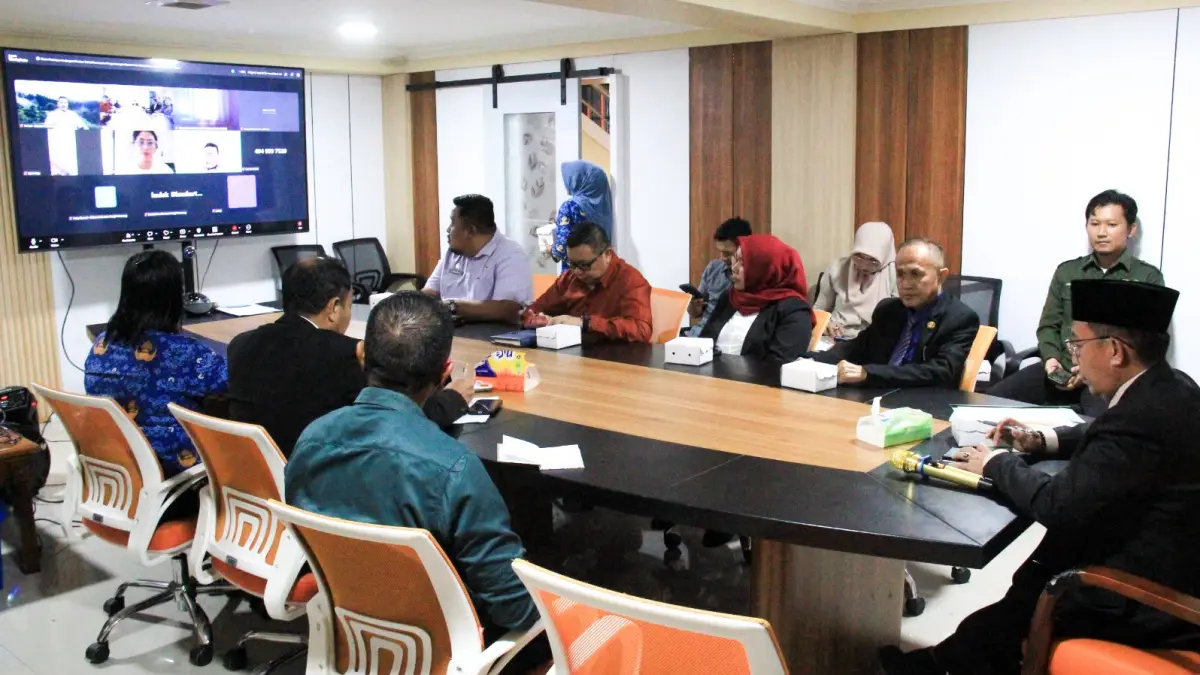 MATANGKAN: Asisten Pemerintahan dan Kesra Setda Parimo, Adrudin, memimpin rapat persiapan kunjungan tim Kementerian Transmigrasi RI di Ruang Rapat Lobi Kantor Bupati Parigi Moutong, Senin (1/6/2026).(FOTO: RAHMAT FADHIL/RADAR PALU)