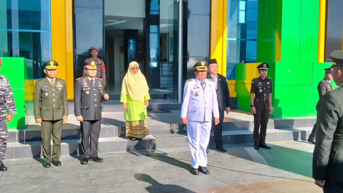 MEMIMPIN: Wabup Buol, Moh. Nasir Daimaroto (tengah, baju putih), memimpin upacara peringatan Hari Lahir Pancasila, Senin (1/6/2026).(FOTO: DINAS KOMINFO BUOL
