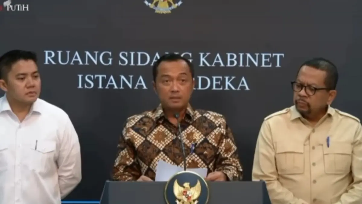 Mensesneg Prasetyo Hadi (tengah), Seskab Teddy Indra Wijaya (kiri) dan Kepala Bakom Muhammad Qodari dlaam konferensi pers di Jakarta, Selasa (2/6/2026) 