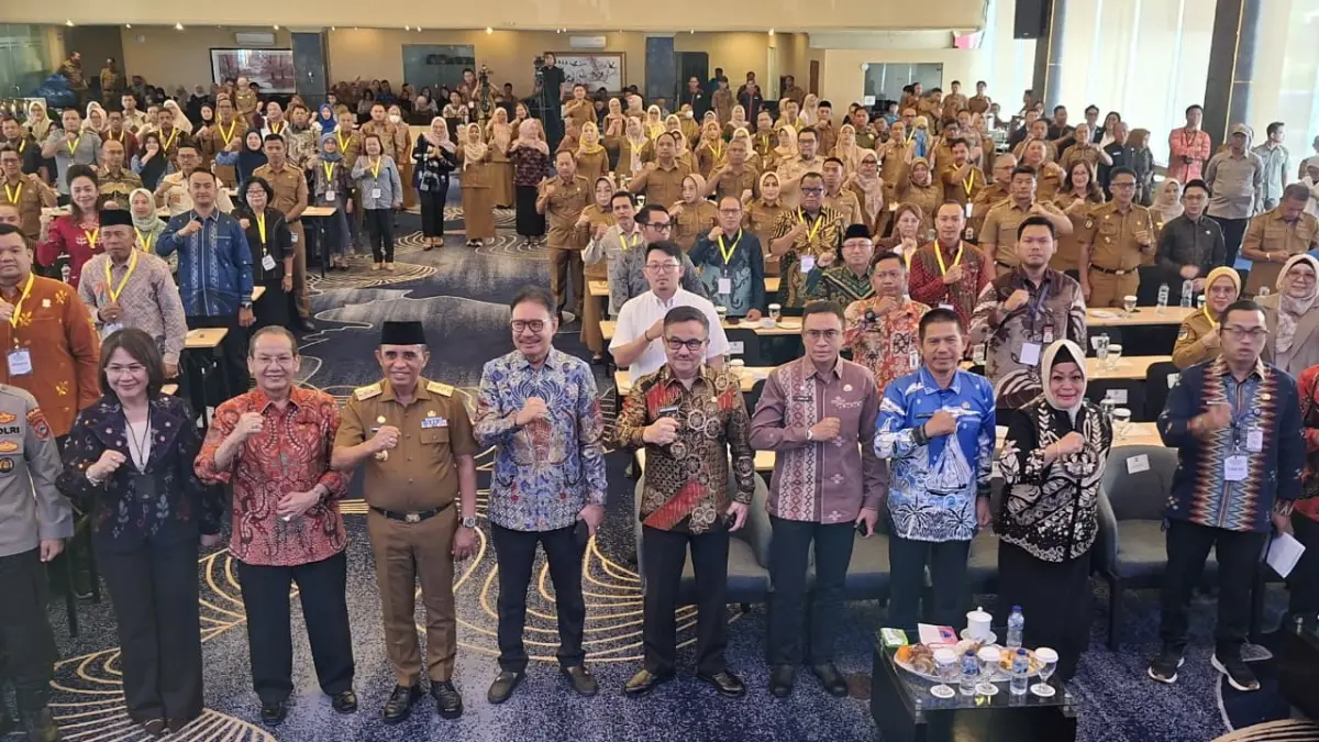 Rapat Koordinasi Produk Hukum Daerah Regional Sulawesi yang berlangsung di Swiss-Belhotel Palu, Selasa (2/6/2026). Direktur Jenderal Otonomi Daerah Kemendagri, Cheka Virgowansyah, menyampaikan sambutan secara virtual. (Humas Pemkot Palu)