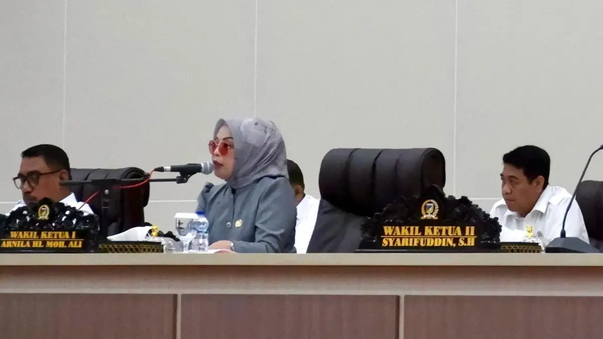 Wakil Ketua I DPRD Sulawesi Tengah, Arnila Hi. Moh. Ali, memimpin Rapat Paripurna Masa Persidangan III Tahun Kedua di Ruang Sidang Utama, Rabu (3/6/2026). Agenda meliputi perubahan komposisi AKD Fraksi PDIP serta pembubaran dan pembentukan pansus baru.(Andika Nur Hikmah/Radar Palu)