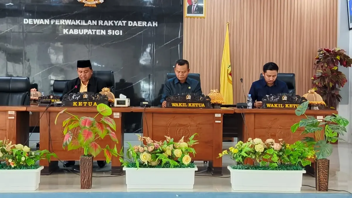 DITUNDA: Ketua DPRD Sigi, Minhar Tjeho, menunda pengambilan keputusan dua Ranperda.(FOTO: ANGEL SUMBARA/RADAR PALU) 