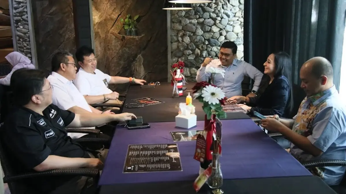 (DPP) APINDO Sulawesi Tengah menggelar pertemuan dan diskusi bisnis bersama Manager Standard Chartered Bank Singapura, Laurina, di Kota Palu, Rabu (3/6/2026). (Ali Maheki untuk Radar Palu)