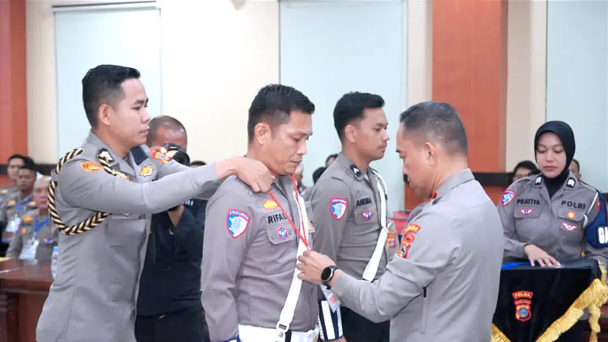 Kapolda Sulawesi Tengah, Brigjen Pol. Nasri, mengalungkan tanda peserta kepada perwakilan personel saat membuka Latihan Pra Operasi (Latpraops) Operasi Patuh Tinombala 2026 di Ruang Rupatama Polda Sulteng.