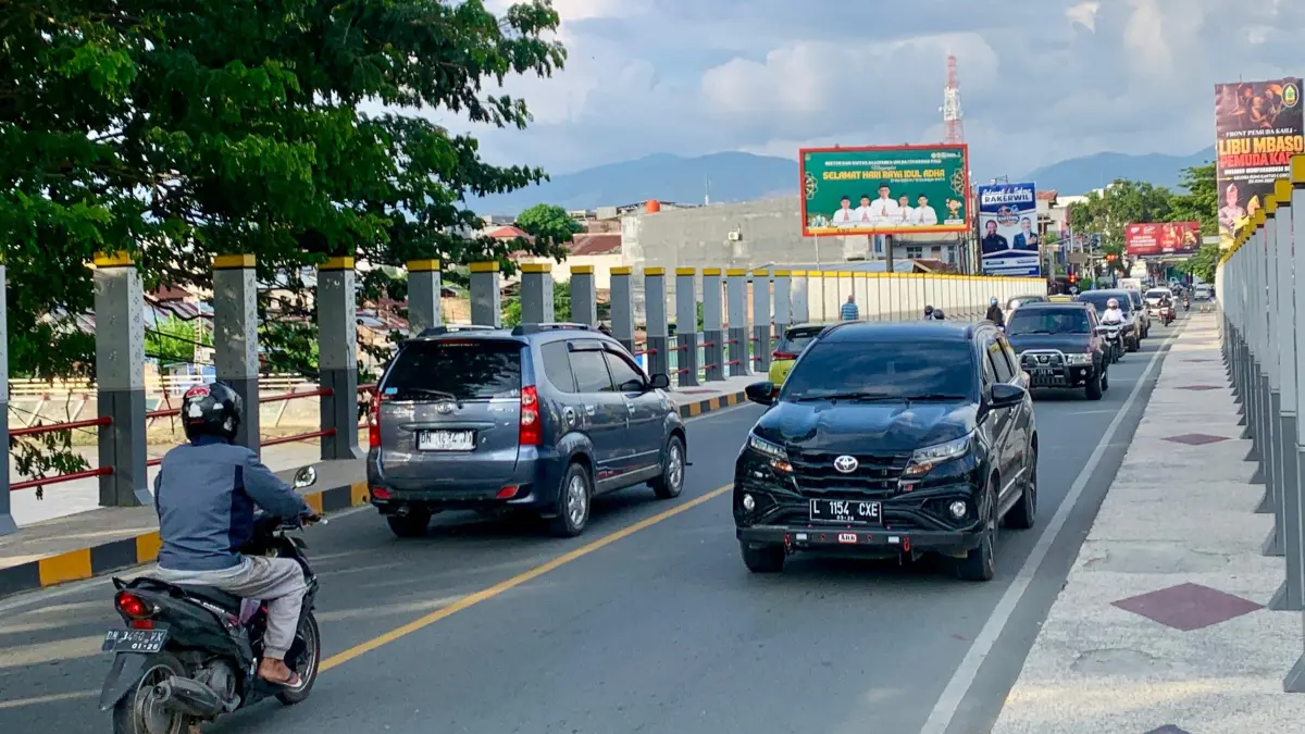 Kendaraan melintas di Jembatan I Palu setelah penerapan kembali sistem dua arah. Pengguna jalan mulai beradaptasi dan arus lalu lintas berangsur normal. (Foto: Andika Nur Hikmah/Radar Palu)