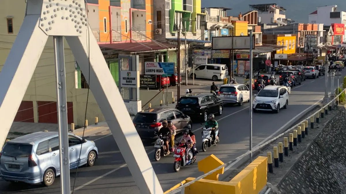 Kendaraan melintas di Jembatan III Palu setelah penerapan kembali sistem dua arah. Pengguna jalan mulai beradaptasi dan arus lalu lintas berangsur normal. (Foto: Andika Nur Hikmah/Radar Palu)
