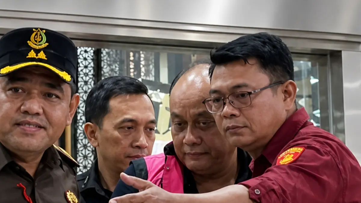 Mantan Kepala BGN Dadan Hindayana bersama dua mantan wakil kepala resmi ditahan Kejagung usai ditetapkan sebagai tersangka korupsi Program MBG.(Jawa Pos)