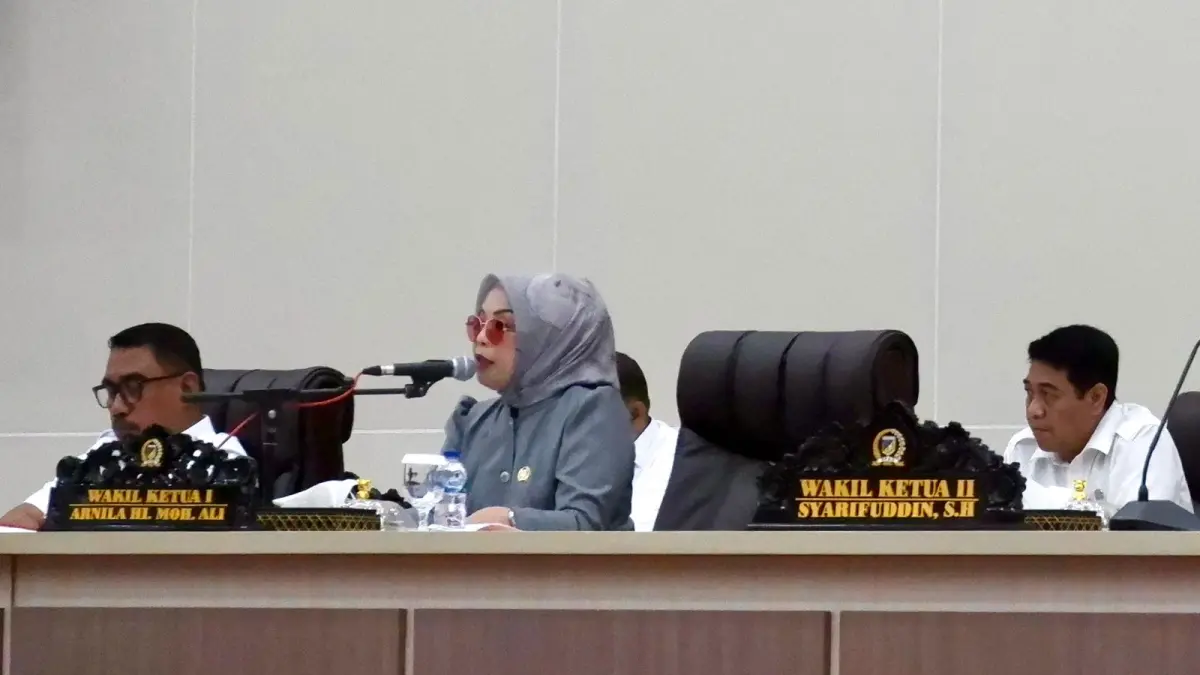 RAPAT PARIPURNA: Wakil Ketua I DPRD Sulawesi Tengah, H. Arnila Hi. Moh. Ali, membacakan pembentukan pansus baru. (FOTO: ANDIKA NUR HIKMAH/RADAR PALU)