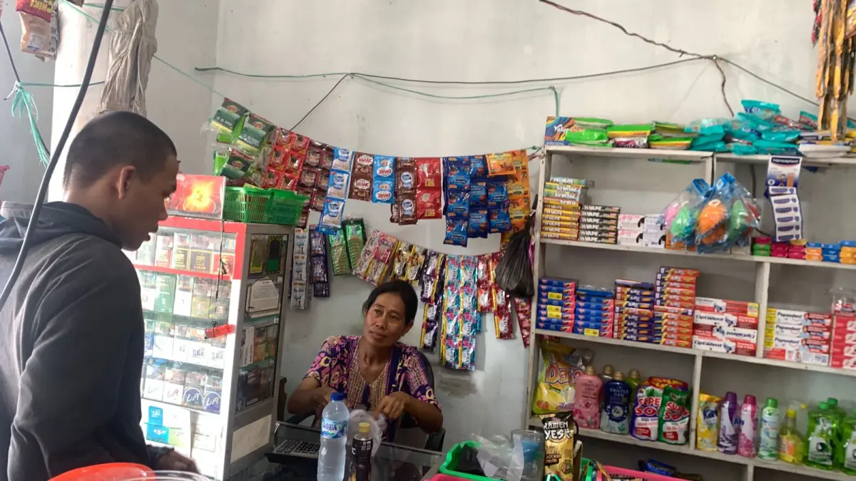 Seorang nasabah Permodalan Nasional Madani (PNM), Nur Aini, sedang melayani pembeli. Dia mengaku terbantu dengan akses permodalan yang diberikan PNM untuk mendukung usahanya.(Rina Abd Halik)