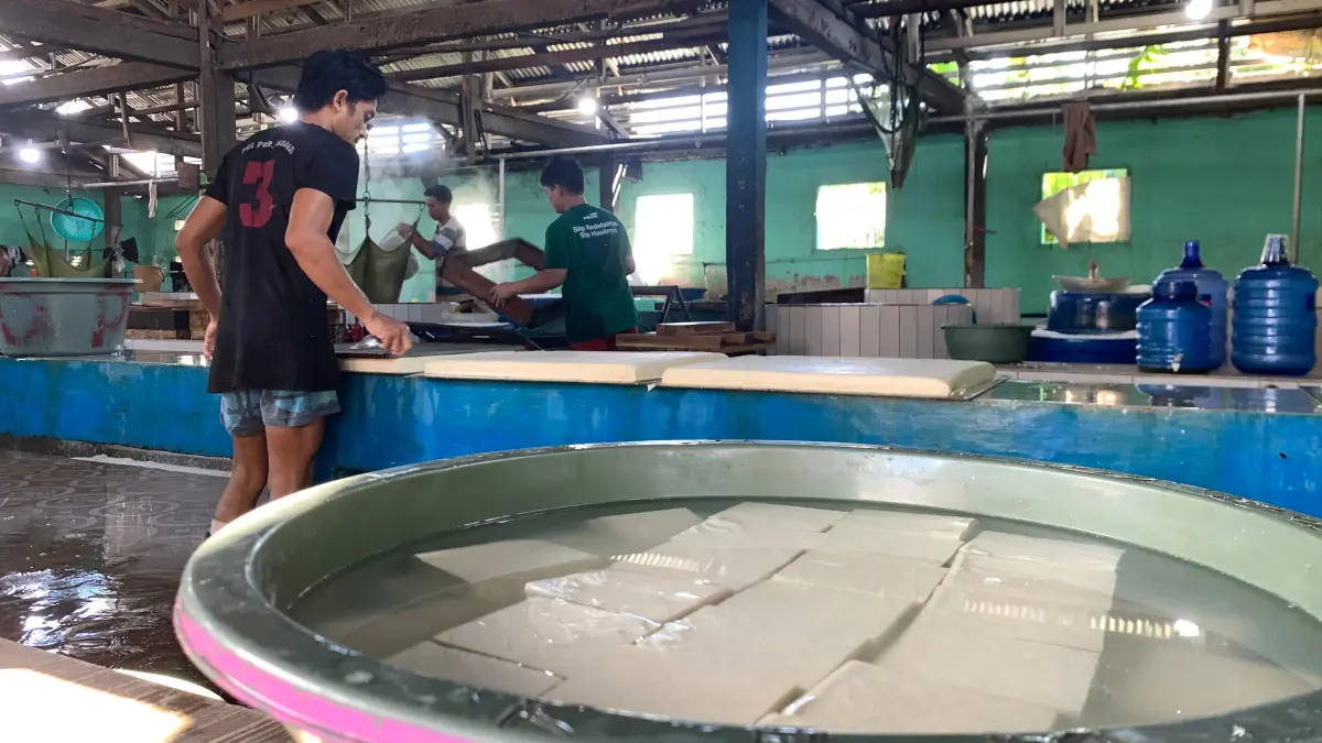 Suasana di dalam rumah produksi di Pabrik Tahu yang ada di kota Palu, Rabu (3/6/2026).(RINA ABD HALIK)