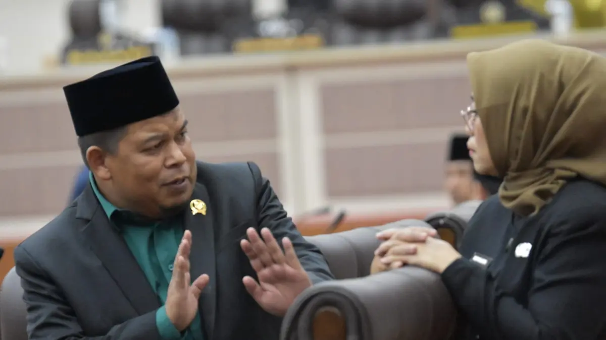 Ketua Fraksi PKB DPRD Sulawesi Tengah, Muhammad Safri, berdiskusi dengan sesama anggota DPRD usai rapat paripurna. Komunikasi dan koordinasi lintas fraksi menjadi bagian penting dalam memperkuat pengawasan serta mendorong kebijakan yang berpihak pada kepentingan masyarakat Sulawesi Tengah.