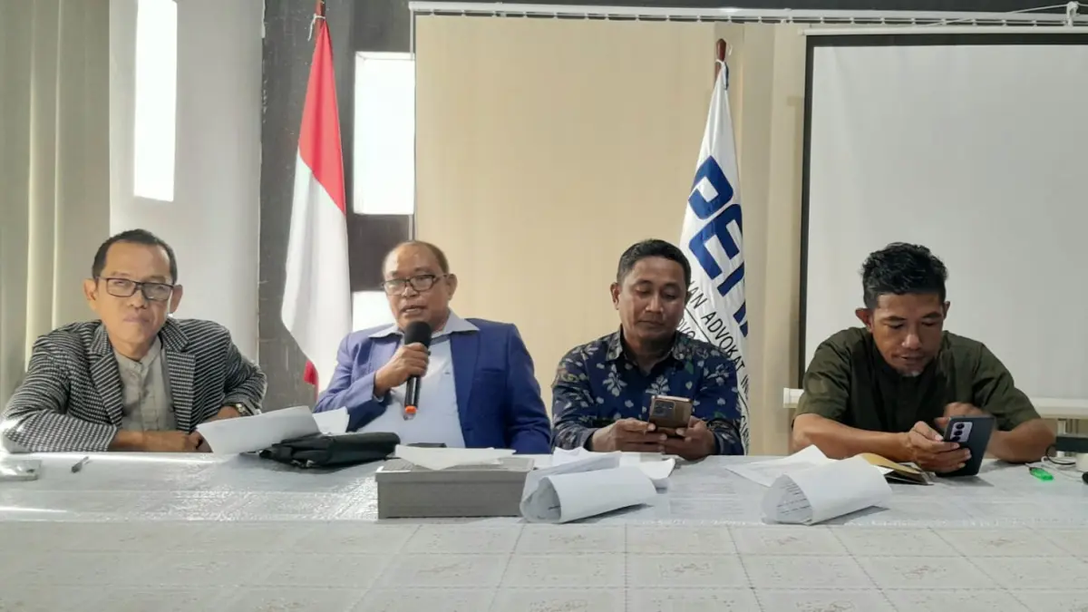 BERI KETERANGAN : Mohammad Fajrin Putra Rahmatu Kepala Bidang Humas, Sofyan Joesoef Wakil Kepala Bidang Humas, Isman Manes Kepala Bidang Pembinaan Profesi dan Ishak P Adam Wakil Ketua Bidang Organisasi PERADI Palu versi Oto Hasibuan memberikan keterangan Pers, Kamis (4/6/2026).