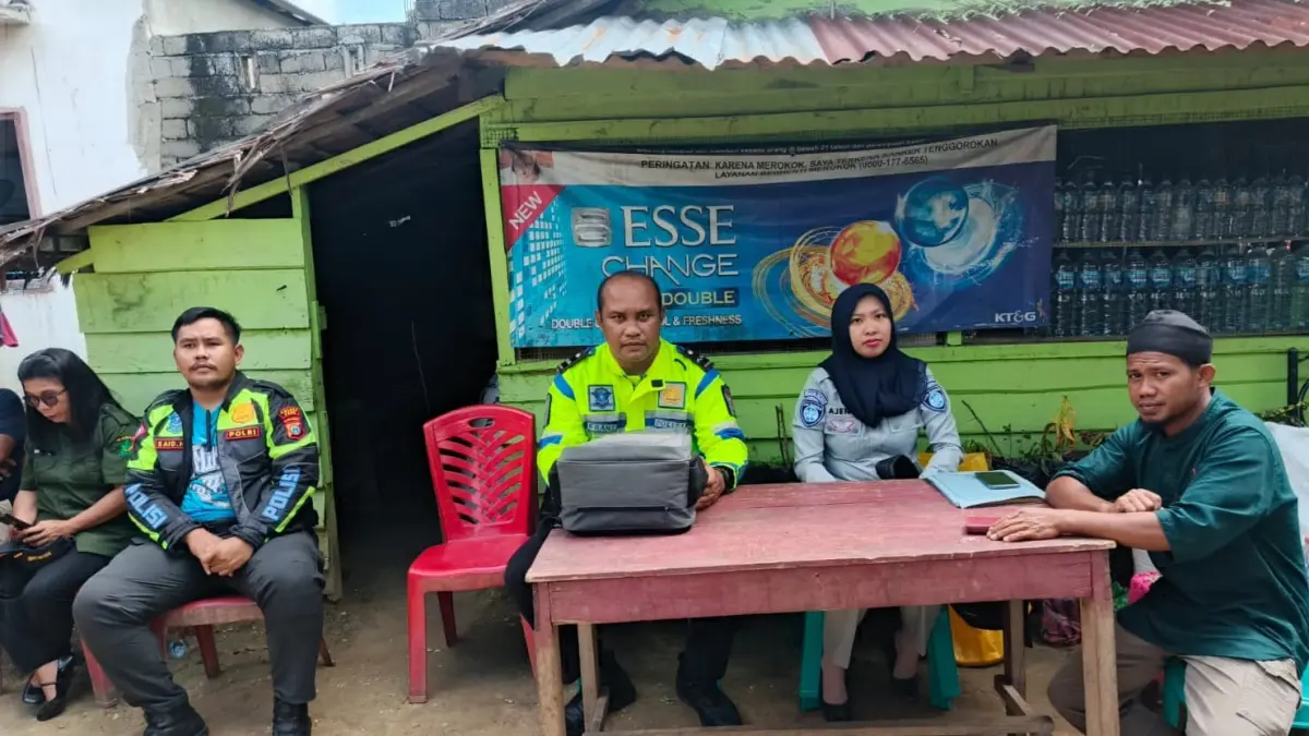Petugas Unit Laka Satlantas Polres Poso bersama Jasa Raharja melakukan olah tempat kejadian perkara (TKP) pascakecelakaan maut yang melibatkan sepeda motor Yamaha N-Max dan Honda Beat di Jalan Trans Sulawesi, Desa Magapu, Kecamatan Pamona Timur, Kabupaten Poso, Senin (25/5/2026). Insiden tersebut mengakibatkan satu penumpang meninggal dunia dan dua orang lainnya mengalami luka-luka.