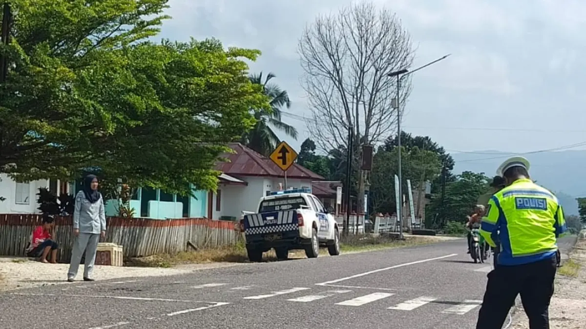 Petugas Unit Laka Satlantas Polres Poso bersama Jasa Raharja melakukan olah tempat kejadian perkara (TKP) pascakecelakaan maut yang melibatkan sepeda motor Yamaha N-Max dan Honda Beat di Jalan Trans Sulawesi, Desa Magapu, Kecamatan Pamona Timur, Kabupaten Poso, Senin (25/5/2026). Insiden tersebut mengakibatkan satu penumpang meninggal dunia dan dua orang lainnya mengalami luka-luka.