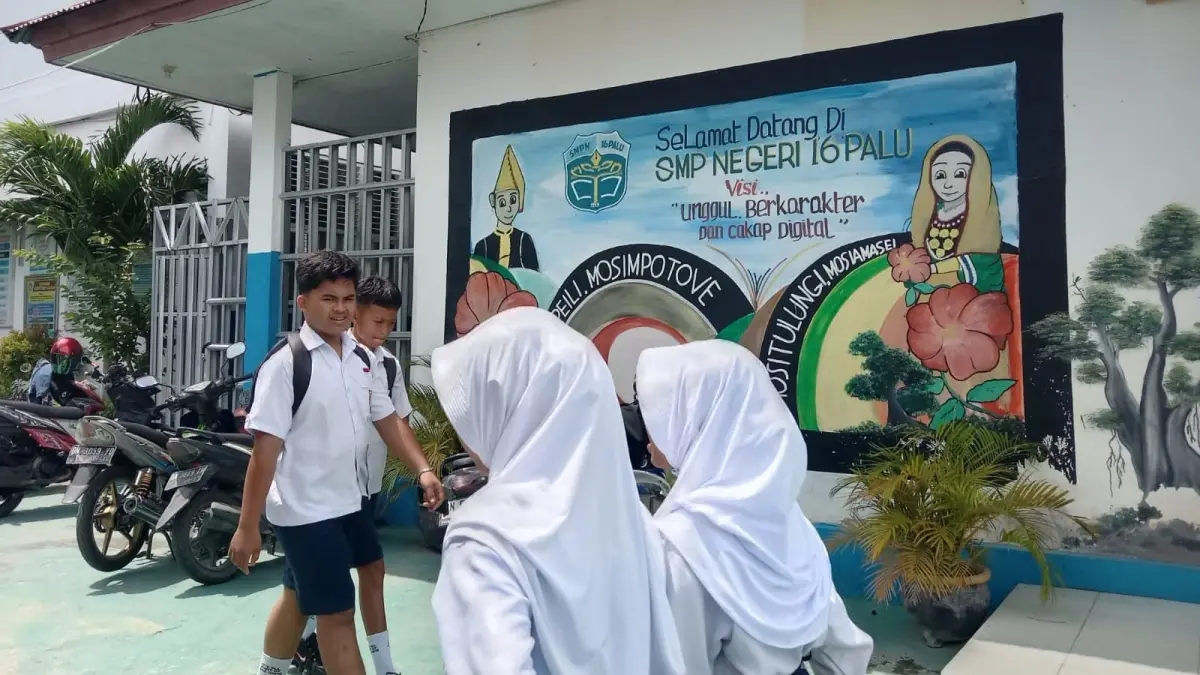 Sejumlah siswa beraktivitas di lingkungan SMP Negeri 16 Palu, Kamis (4/6/2026). Sekolah tersebut menerapkan program literasi berbasis jurnal evaluasi bulanan dan penitipan telepon genggam selama jam pelajaran untuk meningkatkan minat baca serta konsentrasi belajar siswa. (ADE SAFITRI/RADAR PALU)