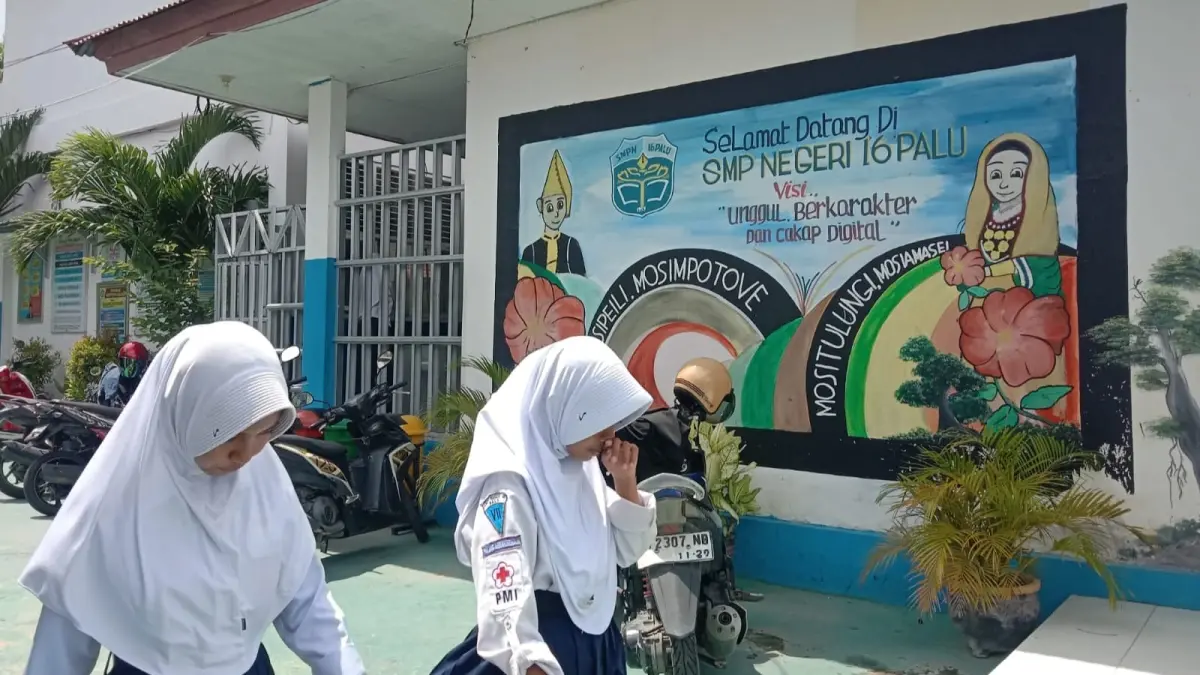 Gedung SMPN 16 Palu yang menjadi lokasi pelaksanaan ujian penyetaraan TKB SMP Terbuka bagi peserta dari sejumlah pondok pesantren di Kota Palu. (ADE SAFITRI/RADAR PALU)