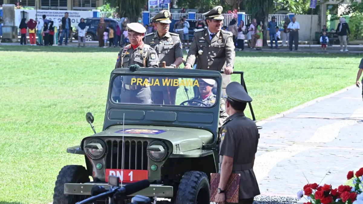 Gubernur Sulawesi Tengah Anwar Hafid memimpin gelar pasukan peringatan HUT Damkar ke-107, HUT Satpol PP ke-76, dan HUT Satlinmas ke-64 di Lapangan Gaukan, Kabupaten Tolitoli, Kamis (4/6/2026). (Ro. Adpim Sulteng)