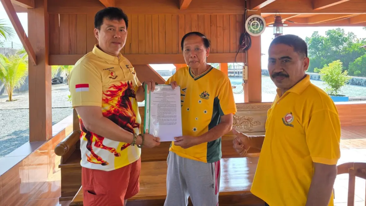 Ketua STI Sulawesi Tengah, Wijaya Chandra, menyerahkan SK kepengurusan STI Kabupaten Donggala kepada Ketua STI Donggala, Kitja Hora, Kamis (4/6).&nbsp;
