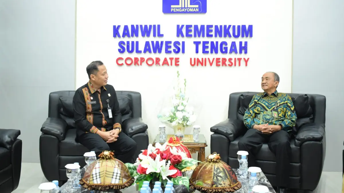 Pertemuan antara Kepala Kanwil Kemenkum Sulteng, Rakhmat Renaldy (kiri), dengan Ketua Pengadilan Tinggi Sulawesi Tengah, Aroziduhu Waruwu, yang berlangsung di ruang kerja Kepala Kanwil Kemenkum Sulteng, Kamis (4/6/2026).
