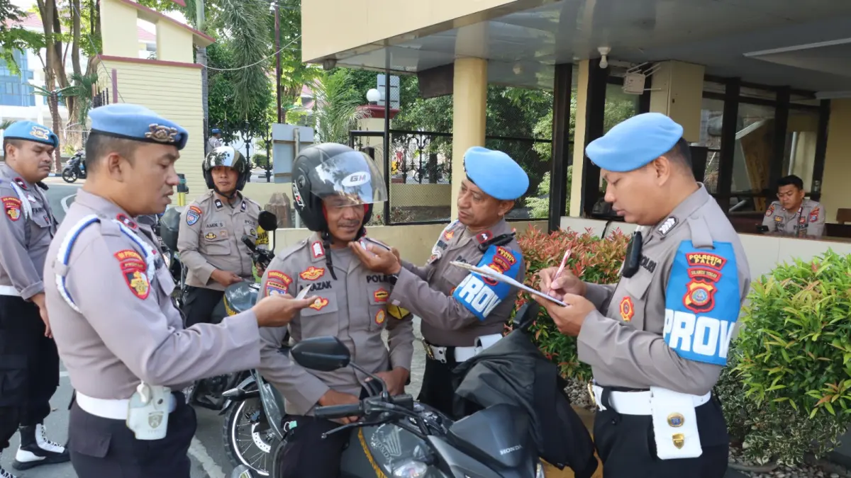 Petugas Propam Polresta Palu memeriksa kelengkapan identitas dan dokumen kendaraan salah satu anggota di pintu masuk Mako Polresta Palu. (Humas Polresta Palu)