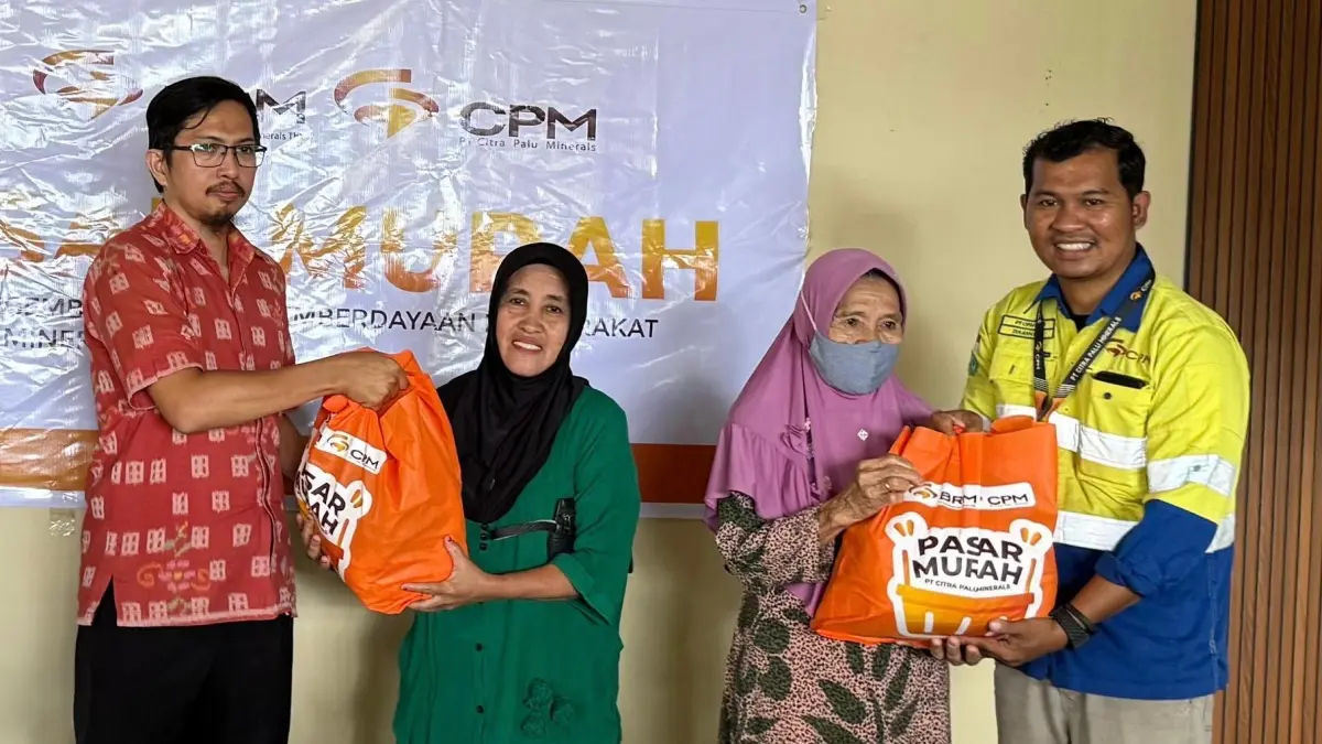 Program pasar murah yang digelar PT Citra Palu Minerals (CPM) mendapat sambutan positif dari masyarakat, Kamis (04/06). Foto: Moh Fatahilah/Radar Palu