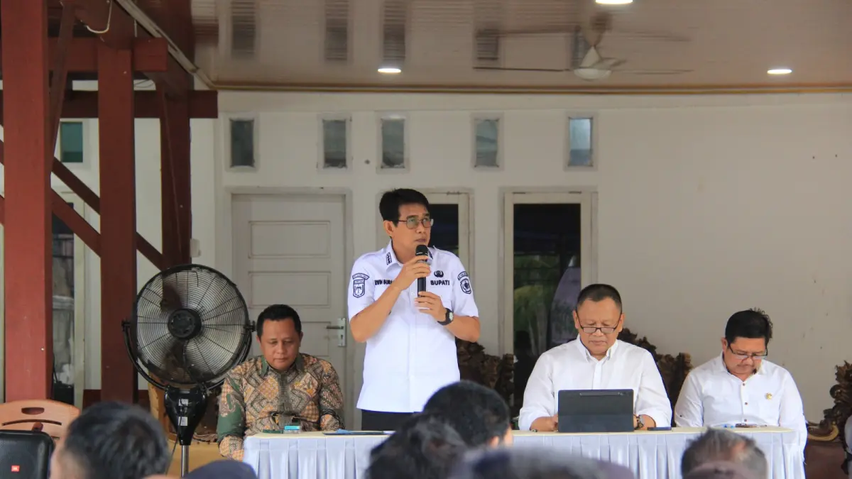 TRANSMIGRASI: Bupati Parigi Moutong H. Erwin Burase bersama Direktur Perencanaan Teknis, Pengembangan Ekonomi, dan Pemberdayaan Masyarakat Kementerian Transmigrasi RI Dr. Andy Wijaya menghadiri kegiatan penguatan kawasan transmigrasi di Kecamatan Mepanga, Rabu (3/6/2026).(FOTO: ISTIMEWA/RADAR PALU).