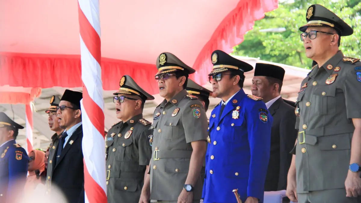 


PRESTASI DAMKAR: Bupati Parigi Moutong H. Erwin Burase menyaksikan penyerahan penghargaan kepada kontingen Pemadam Kebakaran Kabupaten Parigi Moutong yang berhasil meraih Juara III kategori Leader Teaching dan Juara IV kategori Survival pada lomba keterampilan dalam rangka HUT Satpol PP ke-76, HUT Damkarmat ke-107, dan HUT Satlinmas ke-64 tingkat Provinsi Sulawesi Tengah di Tolitoli, Kamis (4/6/26).(FOTO: ISTIMEWA/RADAR PALU)