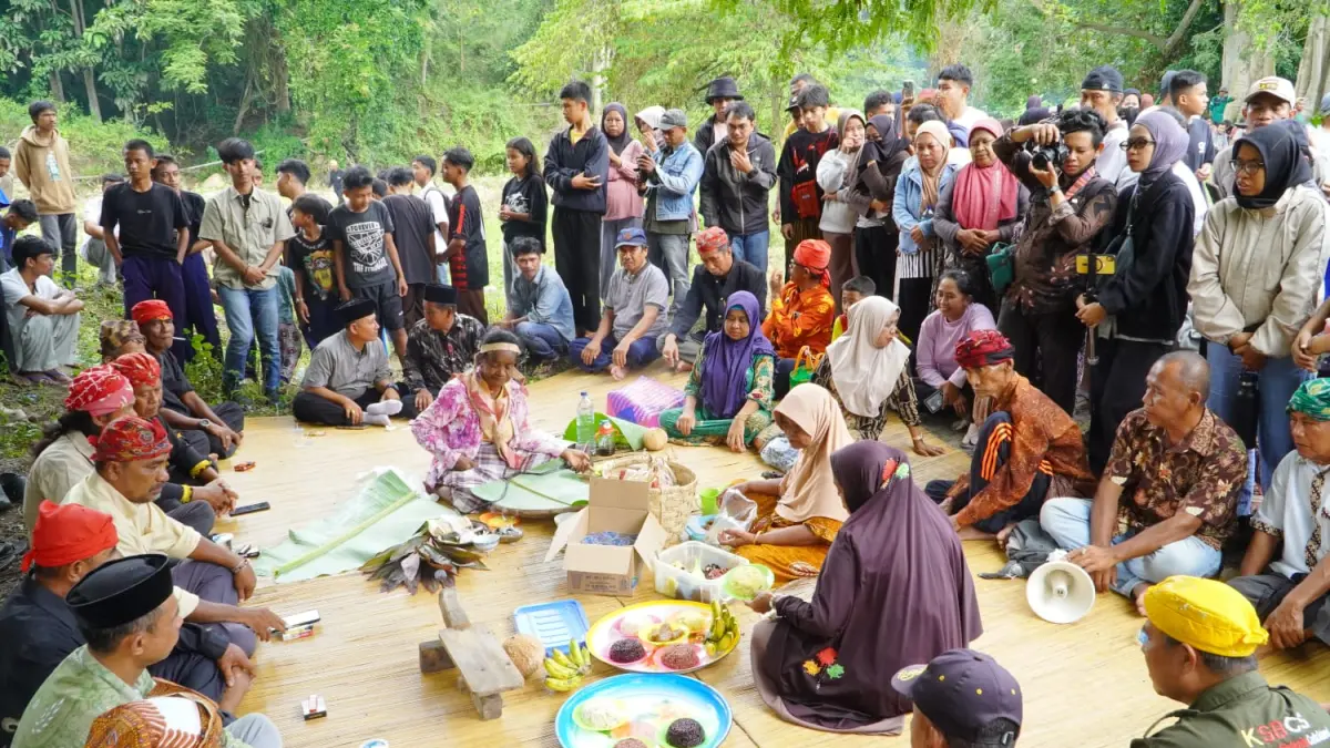 Masyarakat dari lima desa di Kabupaten Sigi mengikuti prosesi Ritual Adat Morra Keke di Sungai Wuno, Kamis (4/6/2026). (FOTO : Imran )