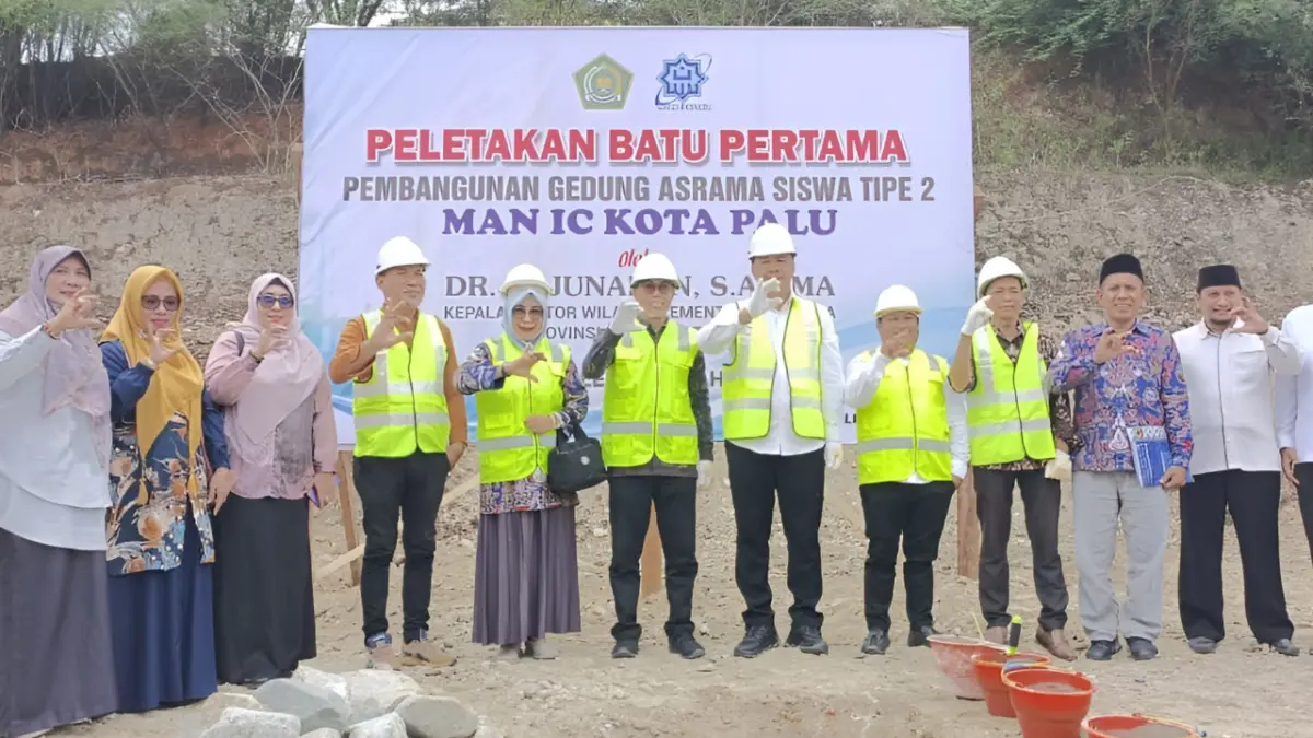 PEMBANGUNAN : Foto bersama Kakanwil Kemenag Sulteng, Dr. H. Junaidin, bersama jajaran, dan Kamad MAN IC Palu Hj. Mardiati Rosmah.(FOTO: HUMAS KEMENAG SULTENG/RADAR PALU).&nbsp;