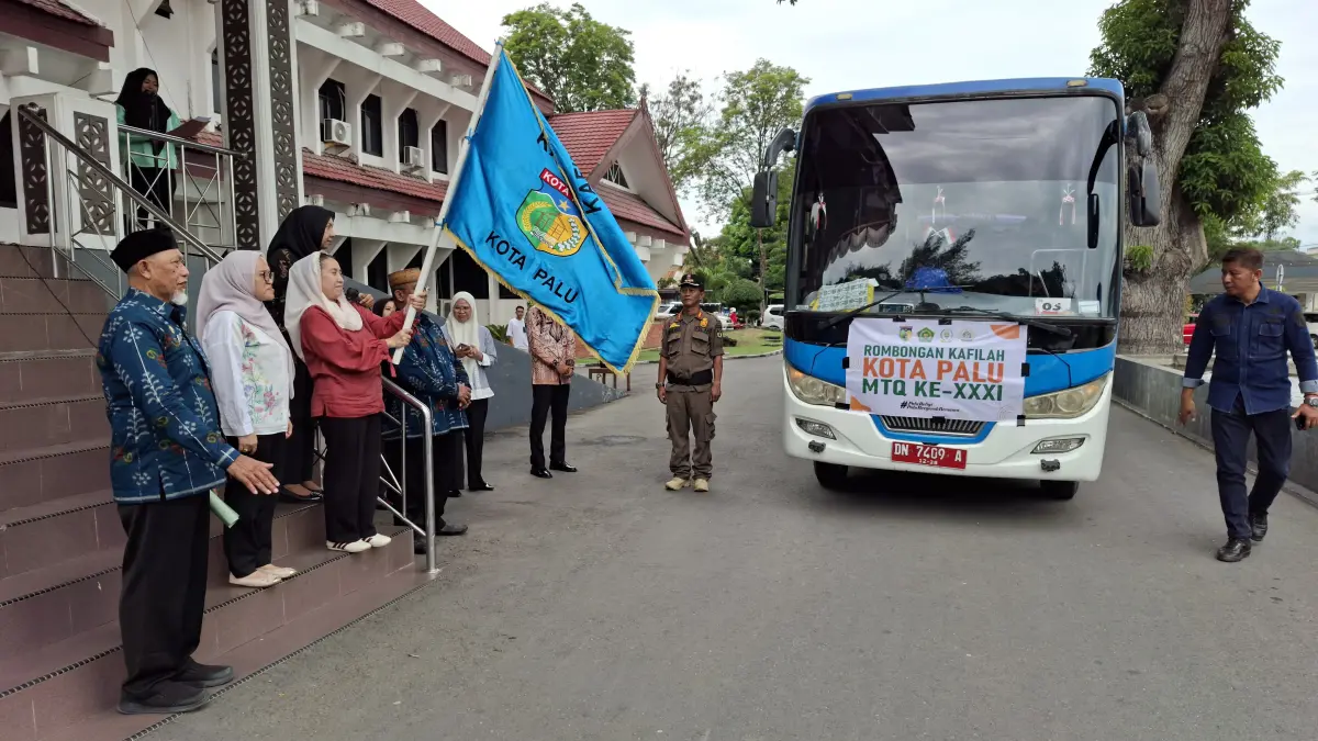 Wakil Wali Kota Palu, Imelda Liliana Muhidin, melepas kafilah MTQ Kota Palu yang akan berlaga di MTQ tingkat Provinsi Sulawesi Tengah 2026 di Kabupaten Sigi, Jumat (5/6/2026). Foto: Humas Pemkot Palu&nbsp;