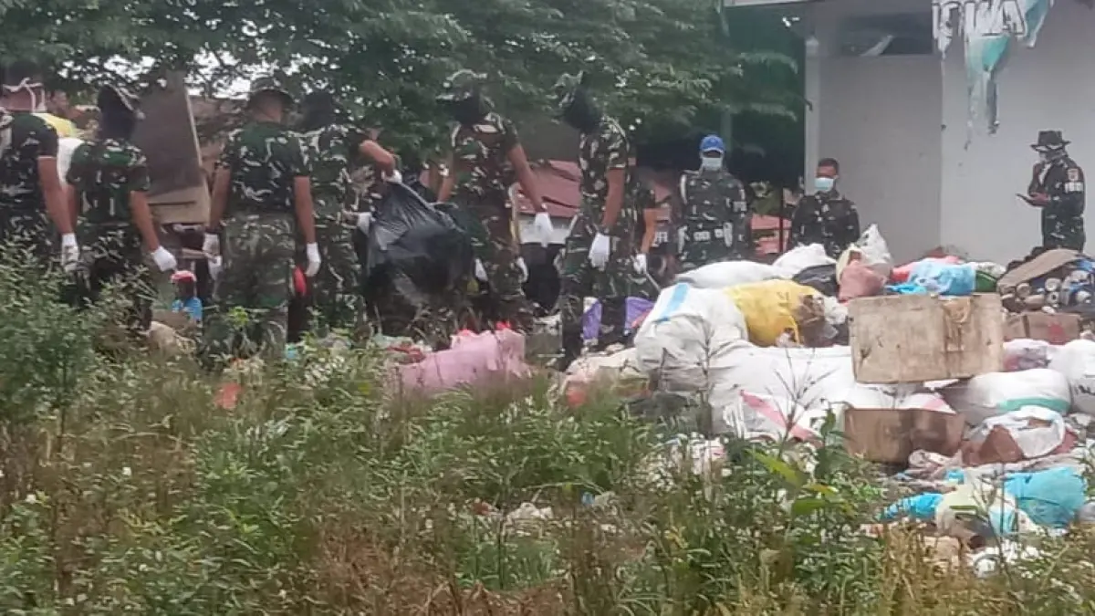 BERSIHKAN LINGKUNGAN – Sejumlah personel TNI mengangkut tumpukan sampah saat melaksanakan kegiatan karya bakti pembersihan lingkungan di salah satu kawasan permukiman. Aksi gotong royong tersebut dilakukan untuk menciptakan lingkungan yang bersih, sehat, dan nyaman bagi masyarakat serta meningkatkan kesadaran akan pentingnya pengelolaan sampah.