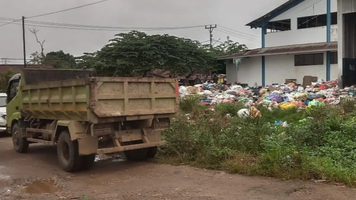 BERSIHKAN LINGKUNGAN – Sejumlah personel TNI mengangkut tumpukan sampah saat melaksanakan kegiatan karya bakti pembersihan lingkungan di salah satu kawasan permukiman. Aksi gotong royong tersebut dilakukan untuk menciptakan lingkungan yang bersih, sehat, dan nyaman bagi masyarakat serta meningkatkan kesadaran akan pentingnya pengelolaan sampah.