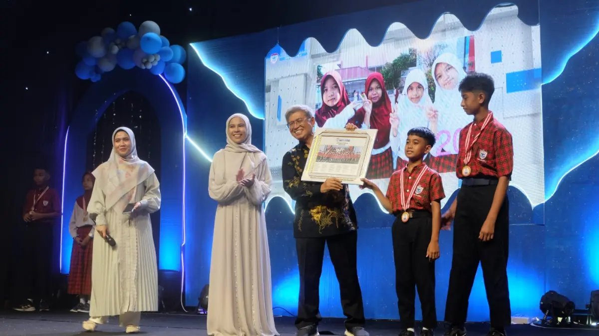 ANGKATAN EMPAT:  Direktur Yayasan Al-Azhar Mandiri Palu, Abdul Basit Arsyad (tengah) menerima foto kenang-kenangan para siswa Angkatan IV (empat) SD Al-Azhar Mandiri didampingi Kepala SD Al-Azhar Mandiri, Intan Rukmana (dua dari kiri). FOTO: AGUNG