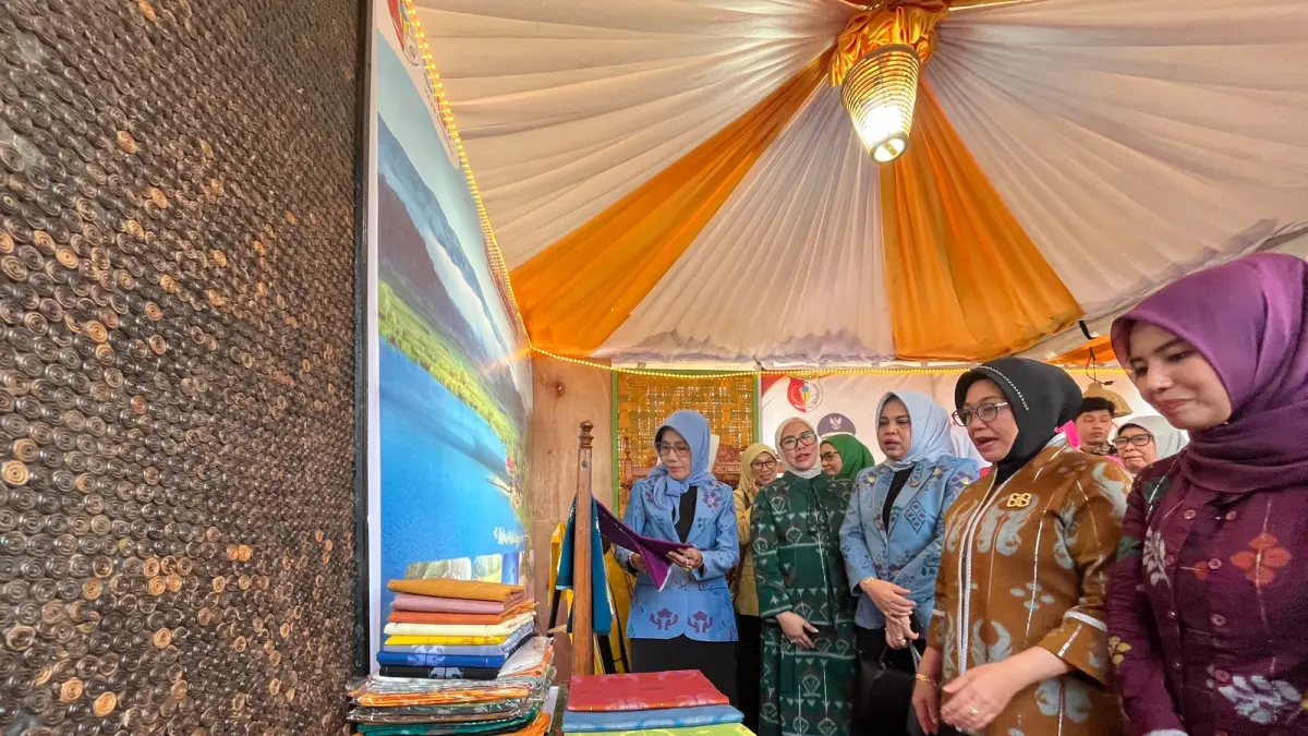 PRODUK: Ketua Dekranasda Kabupaten Sigi, Siti Halwiah, meninjau salah satu stand pameran di ajang MTQ XXXI Sulteng.(FOTO: ANGEL SUMBARA/RADAR PALU). 