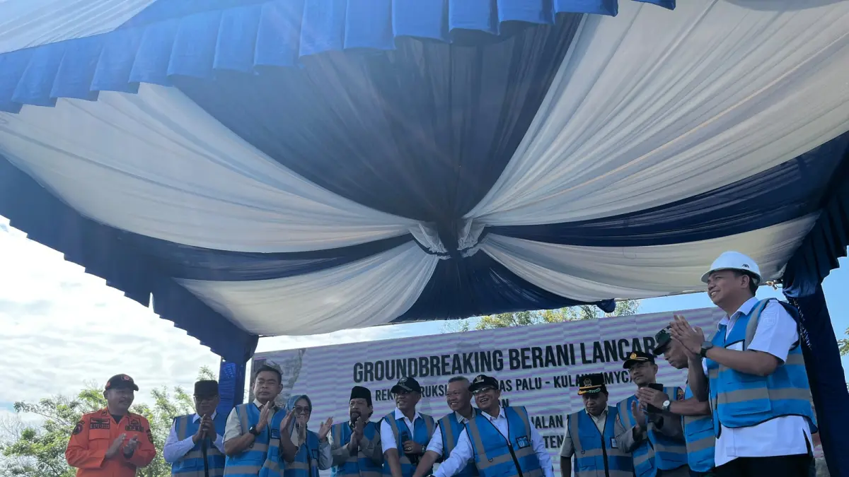 REKONSTRUKSI: Suasana groundbreaking rekonstruksi Ruas Jalan Palu–Kulawi di lapangan sepak bola Desa Kotapulu, Kecamatan Dolo, Minggu (7/6/2026).(FOTO