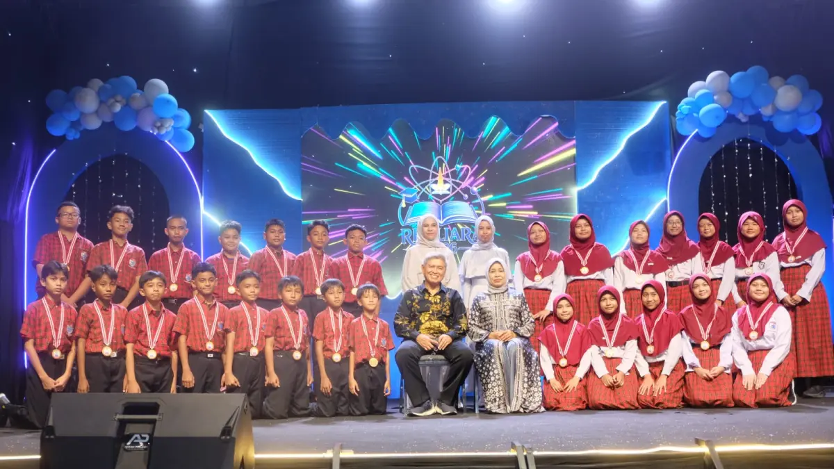Sejumlah siswa kelas VI, angkatan Resiliara SD Al-Azhar Mandiri foto bersama di malam pelepasan, Sabtu (6/6/2025). FOTO: AGUNG