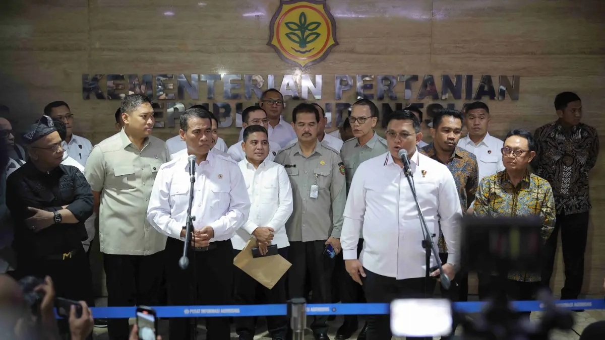 Menteri Pertanian Andi Amran Sulaiman usai memimpin rapat koordinasi stabilisasi harga TBS kelapa sawit di Jakarta, Senin (8/6/2026). Pemerintah bersama Satgas Pangan Polri dan KPPU mengusut dugaan permainan harga yang merugikan petani sawit di tengah kenaikan harga CPO dunia. Foto: Humas Kementan&nbsp;