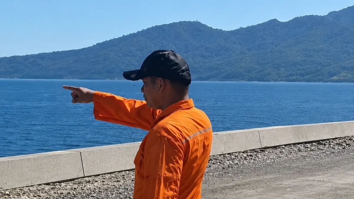 Anggota Basarnas melakukan pemantauan pesisir pantai 