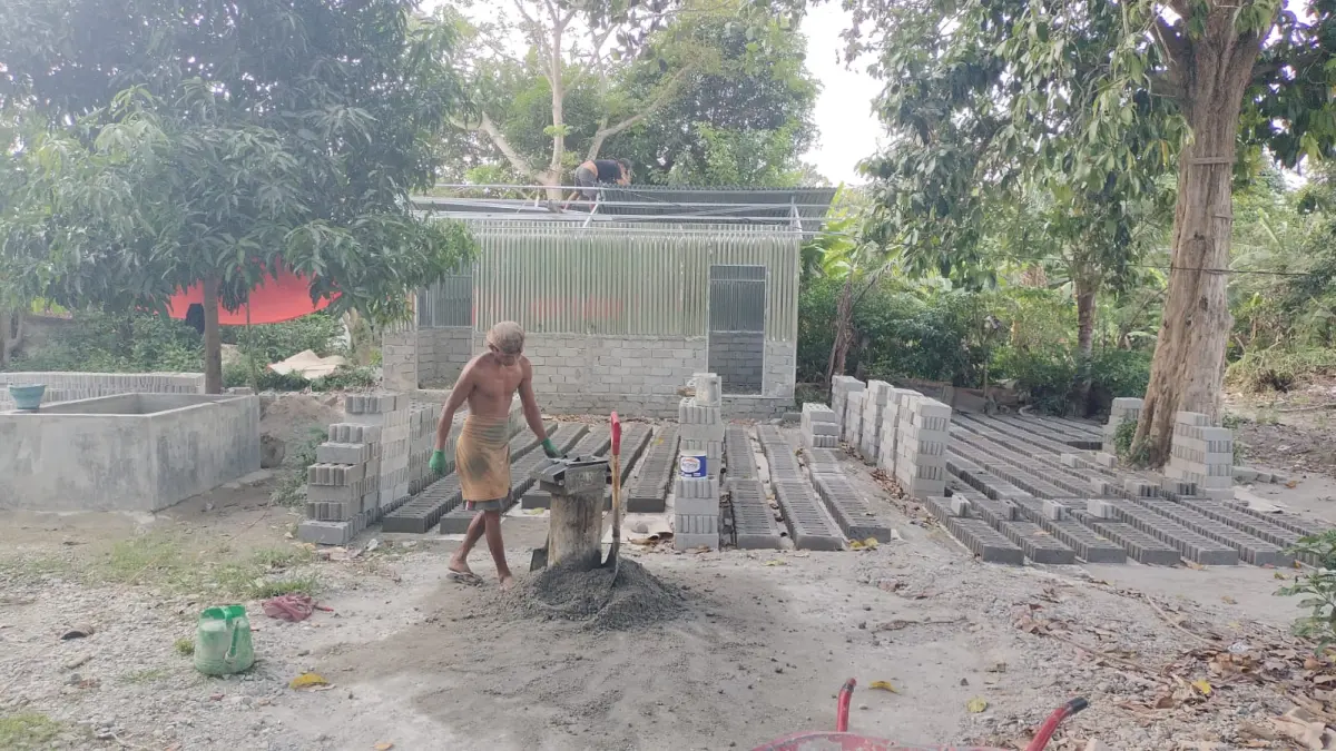 BEKERJA: Tampak pekerja di usaha batako sedang melakukan upaya produksi secara manual.(FOTO: ISTIMEWA/RADAR PALU)