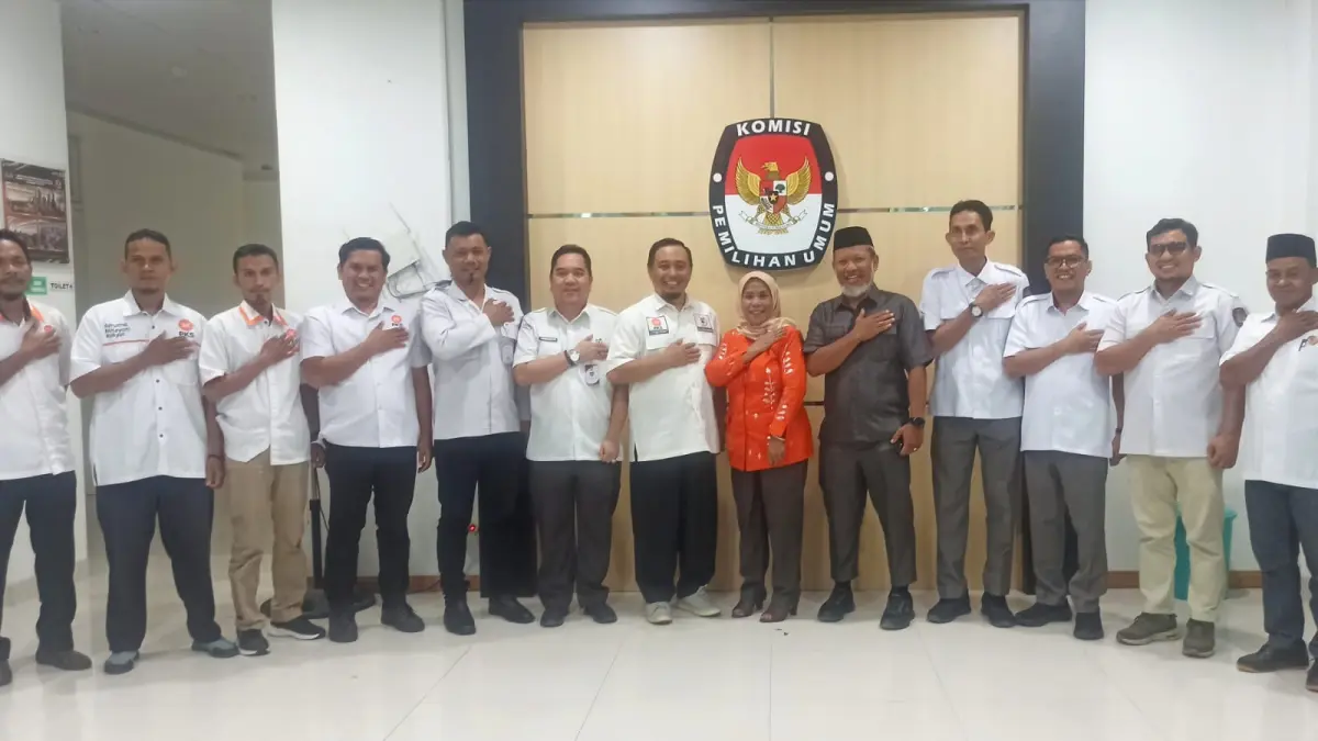 Ketua Fraksi PKS DPRD Kota Palu Rusman Ramli bersama Ketua KPU Kota Palu Idrus dan komisioner berfoto bersama usai membahas regulasi pemilu dan potensi perubahan dapil. Foto : Wahono 