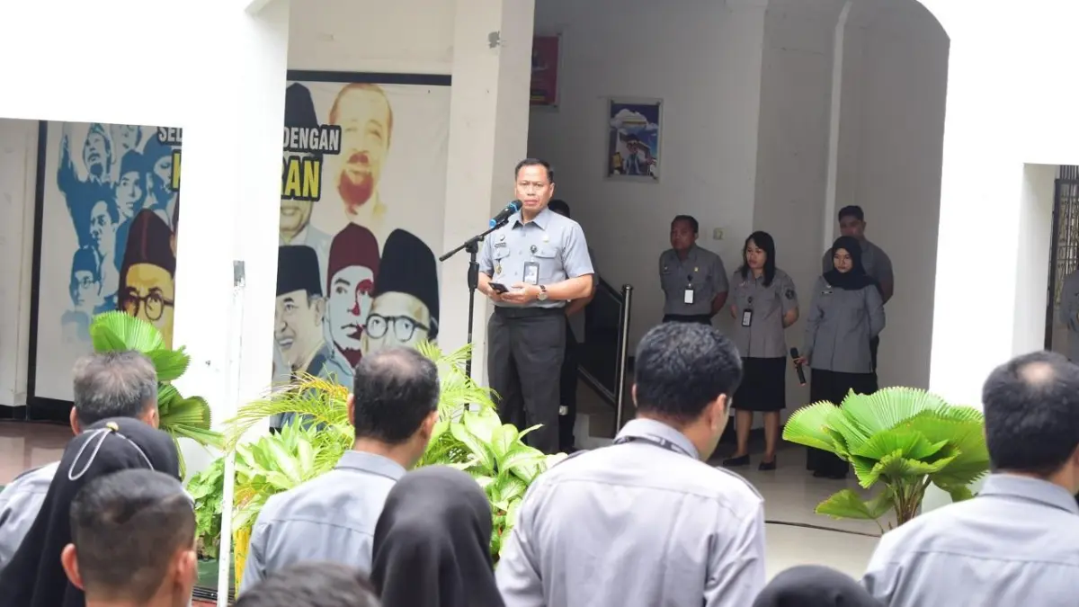 Rakhmat Renaldy memberikan pengarahan kepada seluruh jajaran pada Apel Pagi di Lapangan Kanwil Kemenkum Sulteng, Senin (8/6/2026).