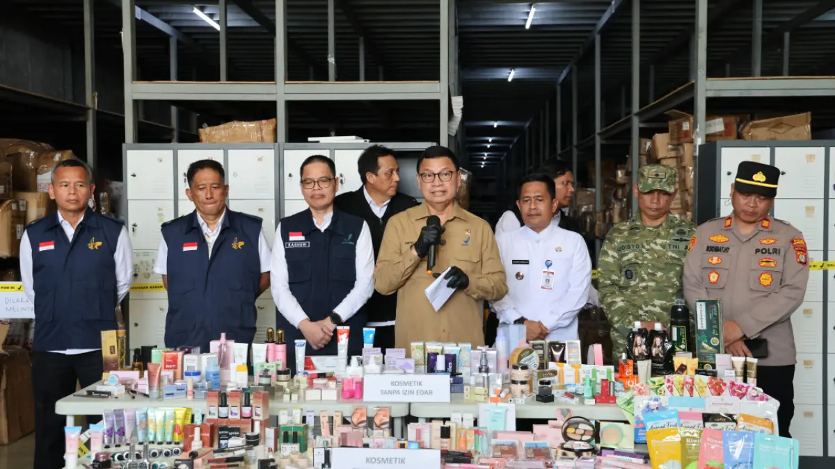 Ribuan dus berisi kosmetik impor tanpa izin edar diamankan BPOM saat penggerebekan gudang di Kelapa Dua, Tangerang. Total nilai ekonomi barang sitaan mencapai Rp27,6 miliar.FOTO: BPOM RI