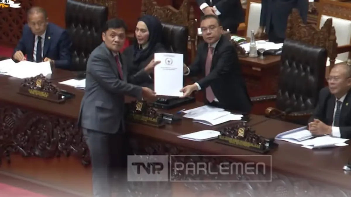 Ketua Komisi III DPR RI, Habiburokhman, menunjukkan draf Rancangan Undang-Undang (RUU) tentang Perubahan Ketiga atas UU Nomor 2 Tahun 2002 tentang Kepolisian Negara Republik Indonesia dalam Rapat Paripurna DPR RI di Kompleks Parlemen, Jakarta, Selasa (9/6/2026).