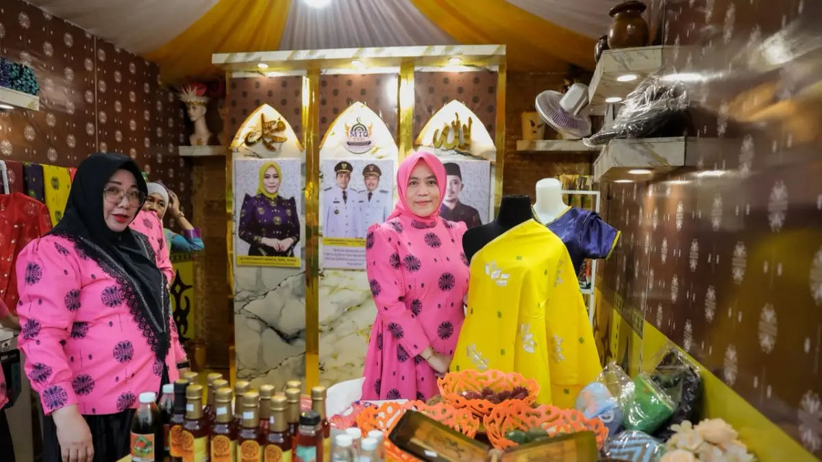 BUDAYA: Ketua Dekranasda Kabupaten Parimo Hj. Hestiwati Nanga bersama pengurus&nbsp; memperkenalkan kain tenun bermotif Bomba Saga di pameran MTQ Sulteng, Sabtu (6/6/2026).(FOTO: RAHMAT FADHIL/RADAR PALU).