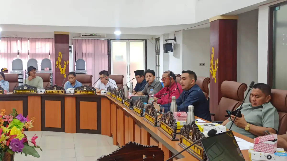 Komisi C DPRD Kota Palu menggelar rapat dengar pendapat (RDP) bersama perwakilan BPTD Kelas II Sulawesi Tengah, Dinas Perhubungan, dan pelaku usaha di Ruang Sidang Utama DPRD Kota Palu, Selasa (9/6/2026).