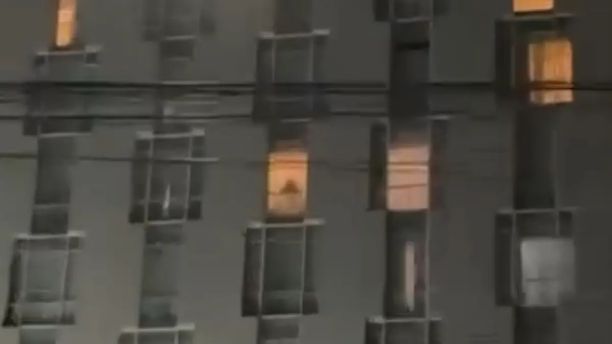 Tangkapan layar video yang memperlihatkan bayangan dua orang dewasa dari balik tirai jendela sebuah hotel di Kota Palu. Rekaman tersebut ramai beredar di media sosial pada Selasa (9/6/2026).&nbsp;